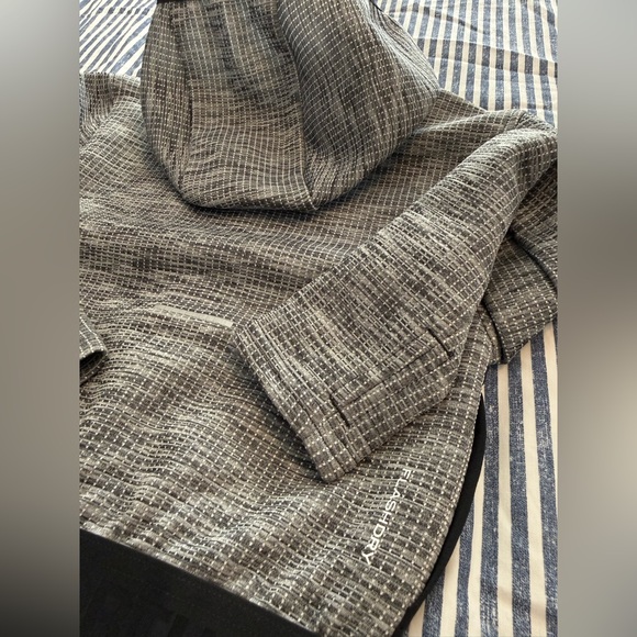 The North Face Kids Black and Gray Jacket - Picture 13 of 13